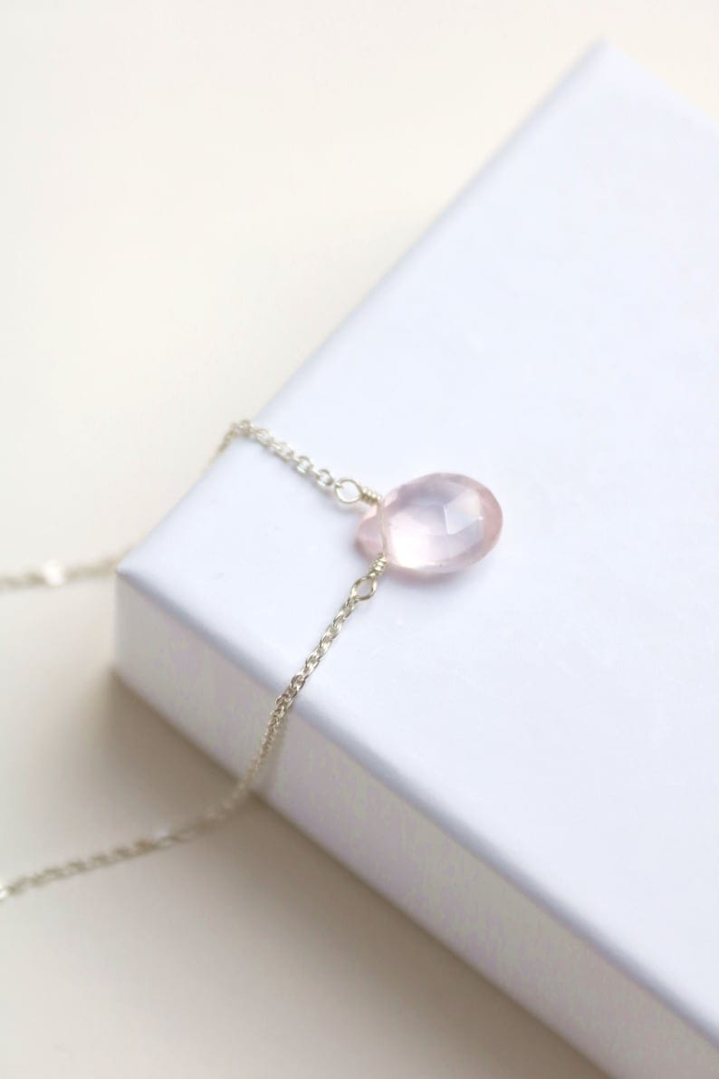 Petit quartz rose avec chaîne en argent, pendentif en quartz rose, collier en argent délicat, petit pendentif en pierres précieuses