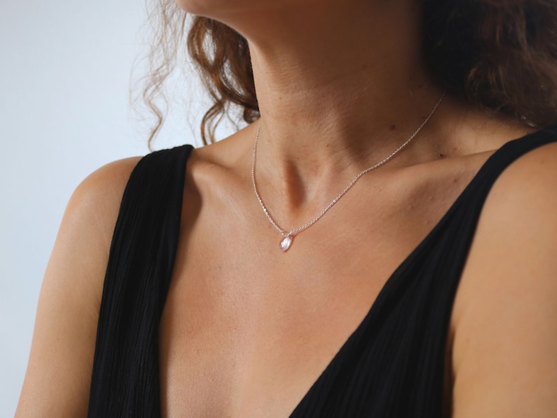Petit quartz rose avec chaîne en argent, pendentif en quartz rose, collier en argent délicat, petit pendentif en pierres précieuses