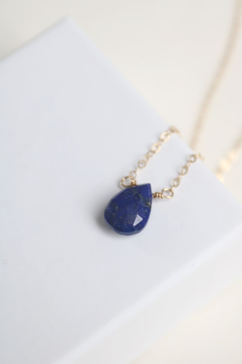 Collier en or lapis lazuli, bijoux en pierres précieuses, collier en pierre de naissance de septembre