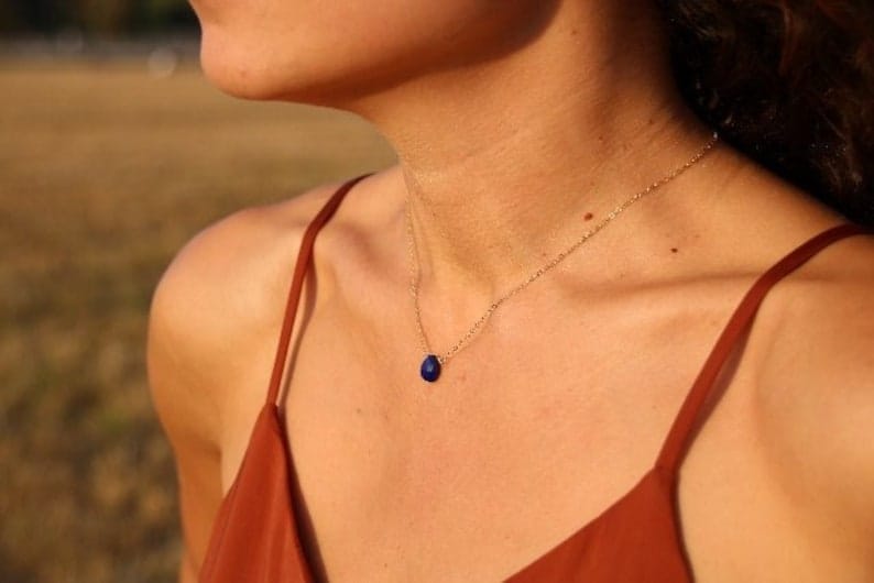 Collier en or lapis lazuli, bijoux en pierres précieuses, collier en pierre de naissance de septembre
