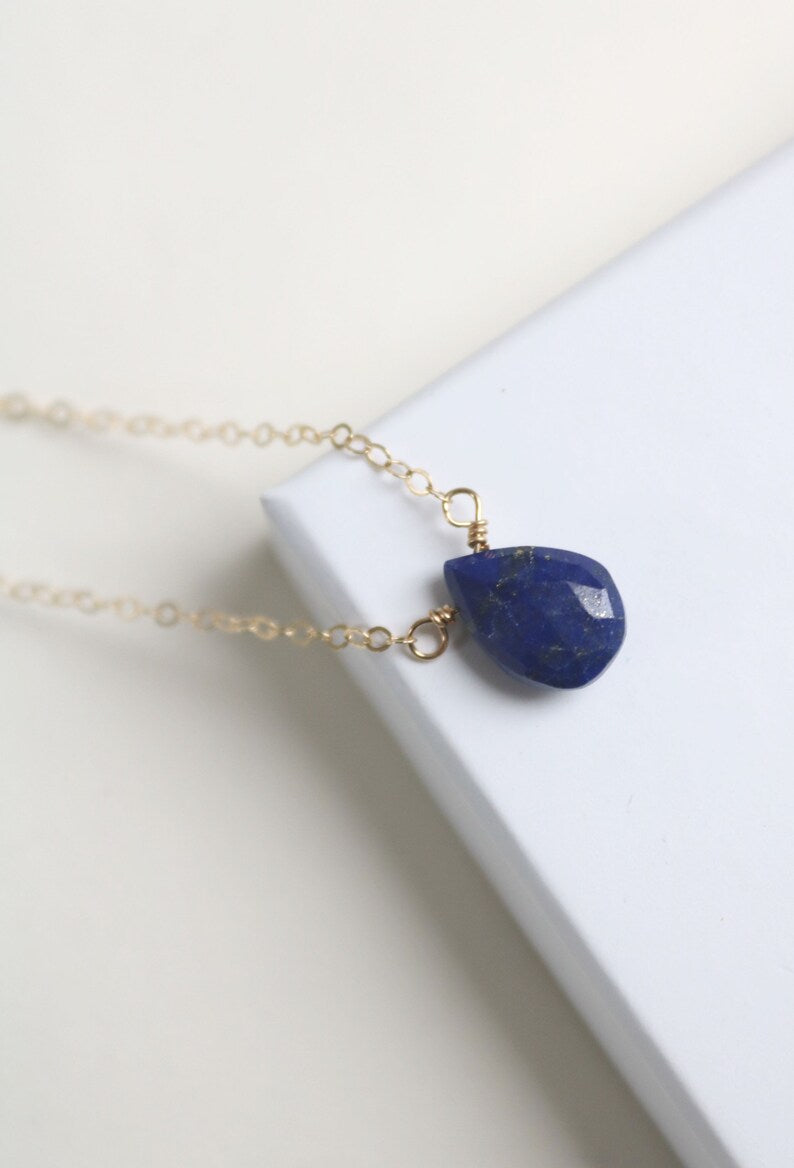 Collier en or lapis lazuli, bijoux en pierres précieuses, collier en pierre de naissance de septembre