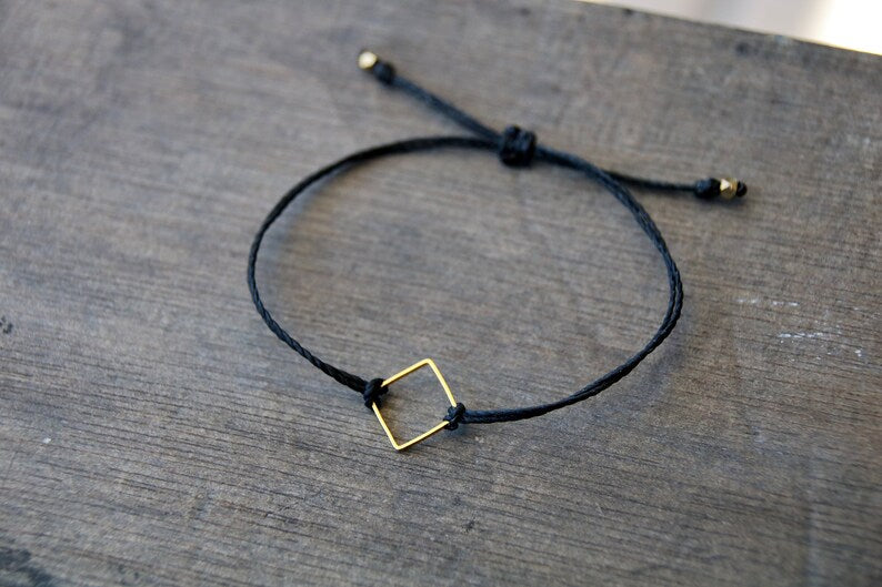 Bracelet délicat avec une pièce centrale carrée