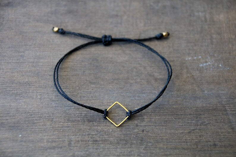 Bracelet délicat avec une pièce centrale carrée