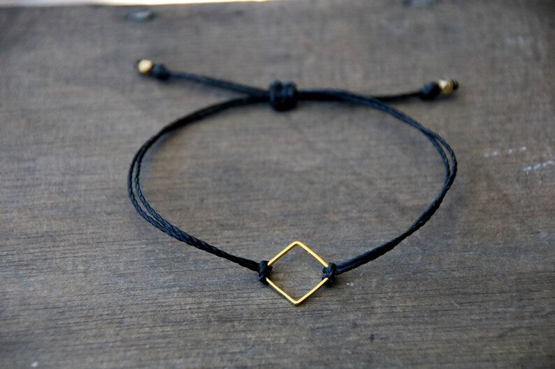 Bracelet délicat avec une pièce centrale carrée
