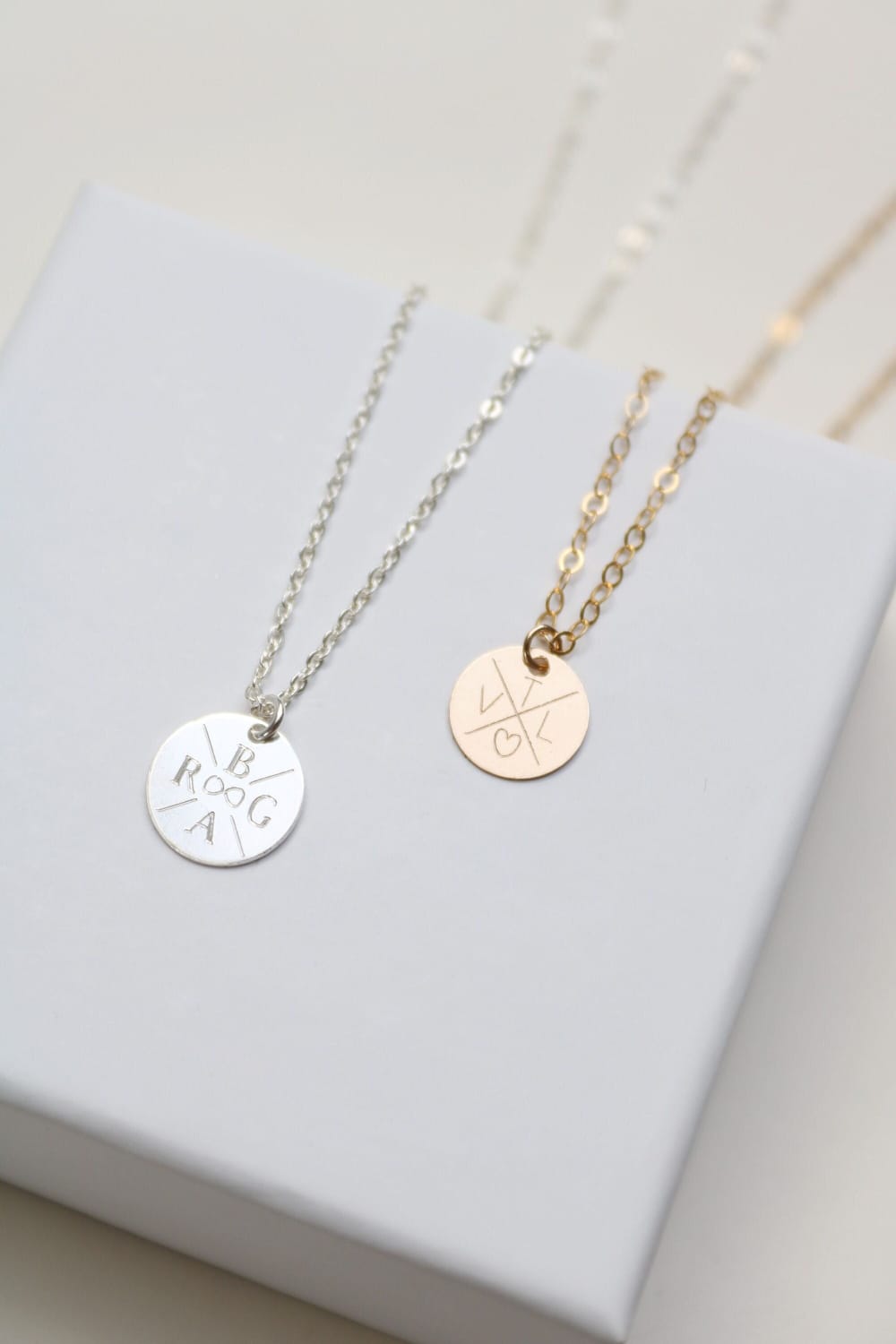 Collier personnalisé avec plaque de gravure de 10 mm en or ou en argent