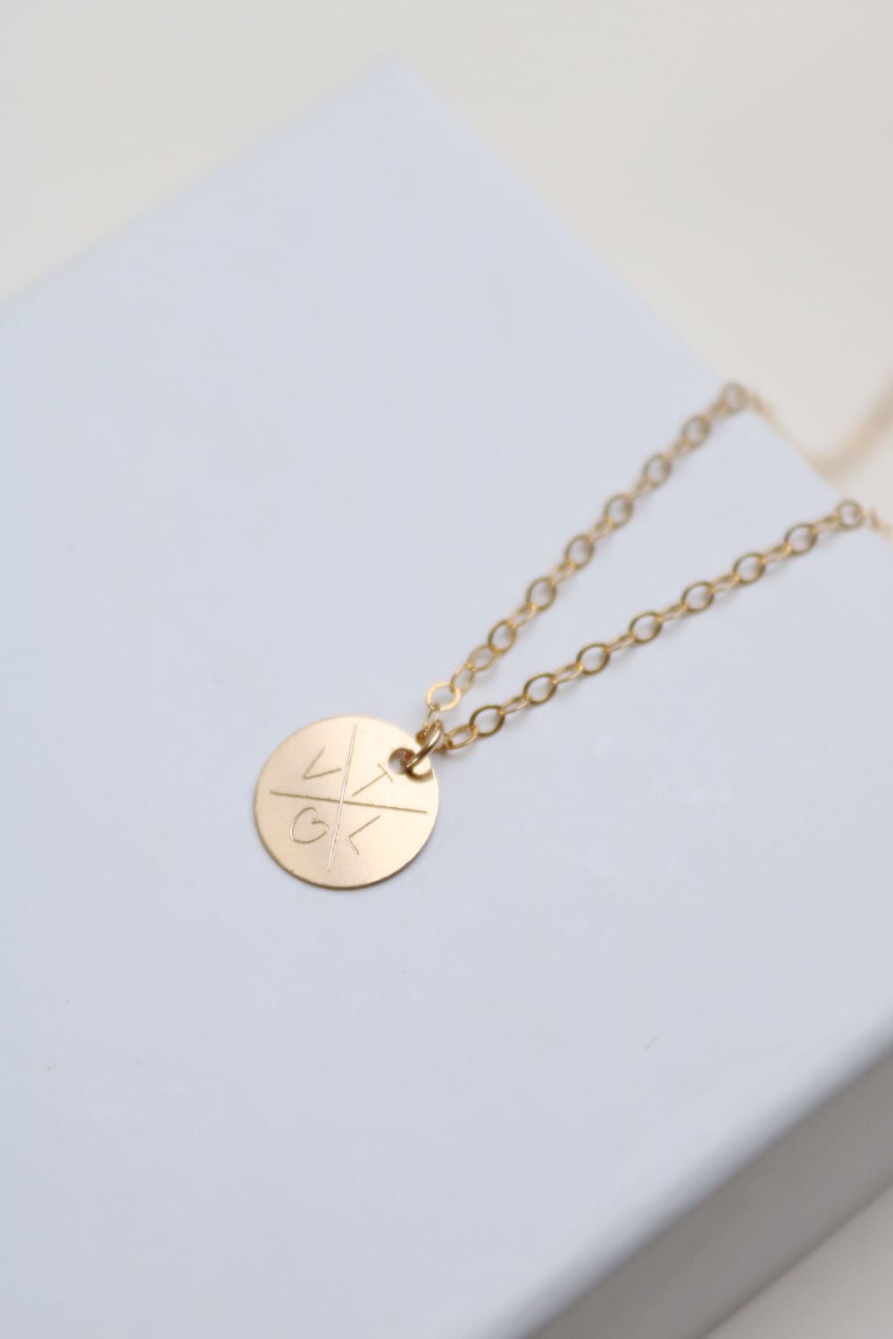 Collier personnalisé avec plaque de gravure de 10 mm en or ou en argent