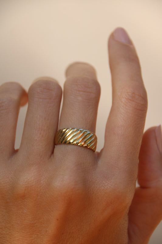 Glow Ring – Strukturierter Ring mit diagonalen Linien, modernem Glanz und wasserfestem Design, perfekt als Alltagsbegleiter oder im Ring Stack für einen eleganten Look.