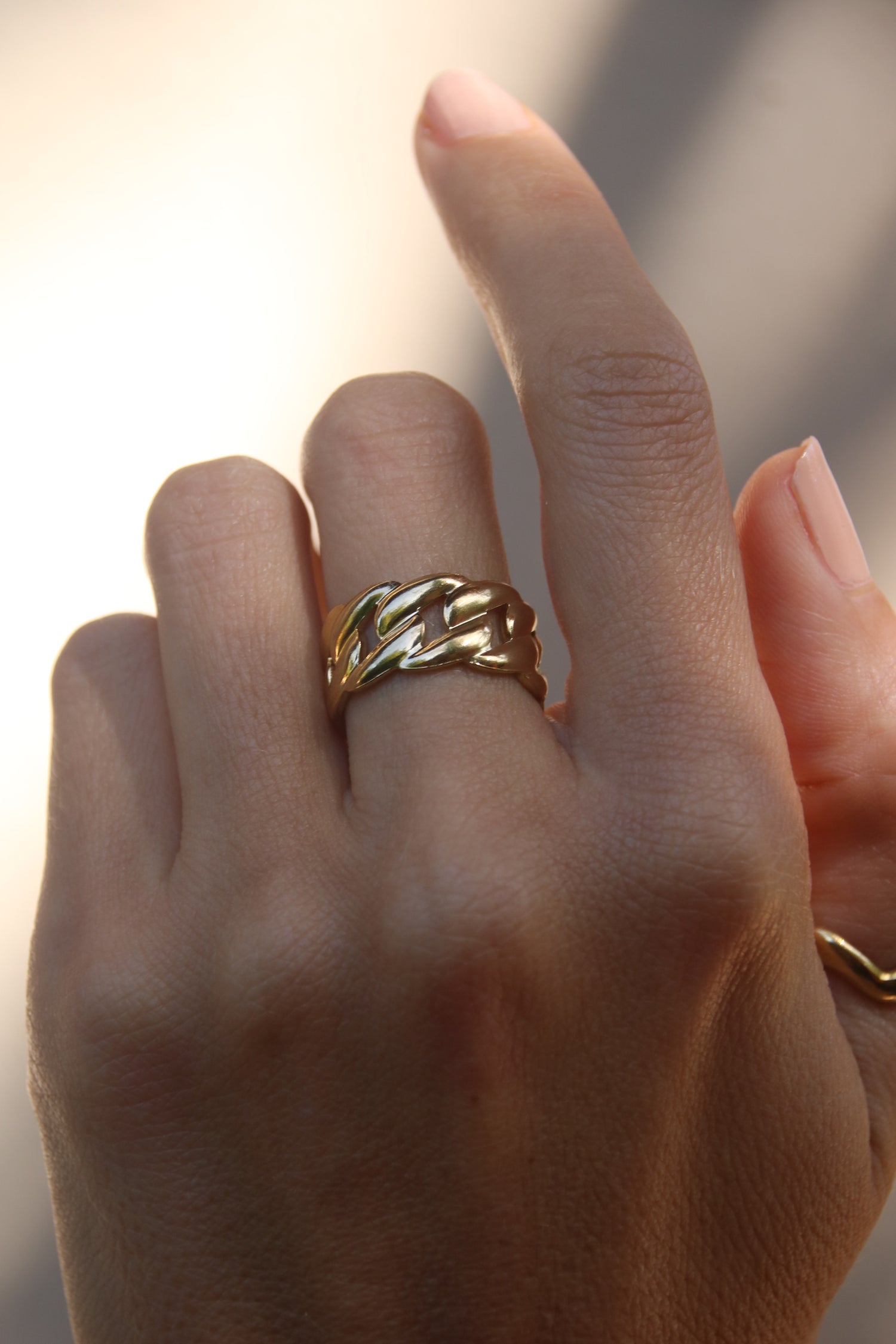 Bold Chain Ring – Edelstahlring mit auffälligem Kettendesign, ideal für starke, stilvolle Looks. Langanhaltender Glanz, perfekt für jeden Anlass und jeden Stil.