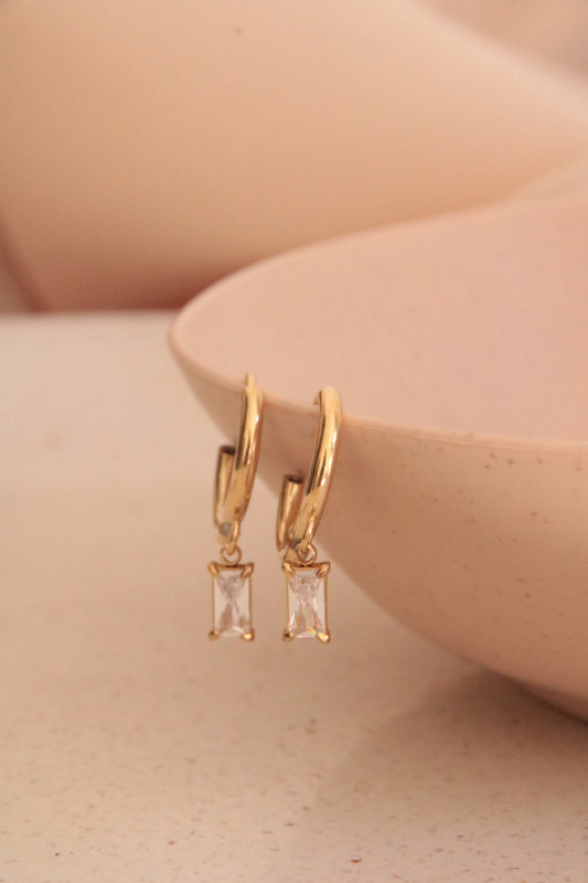 Elegante vergoldete Creolen mit Zirkonia-Anhänger