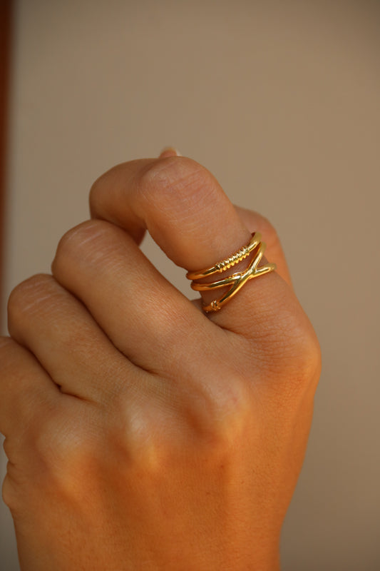 Aura Cross Ring – moderner Schmuck mit kraftvollem Kreuzdesign, Symbol für Stärke und Individualität, vielseitig tragbar für jeden Anlass