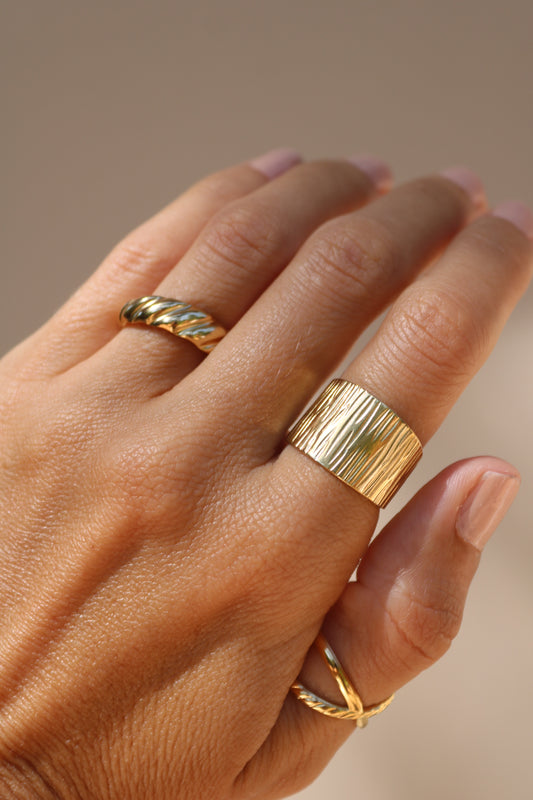 Breiter geriffelter Chunky Ring aus 18k Edelstahl