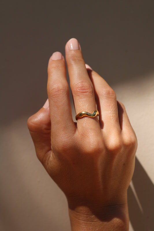 Elegance Curve Ring